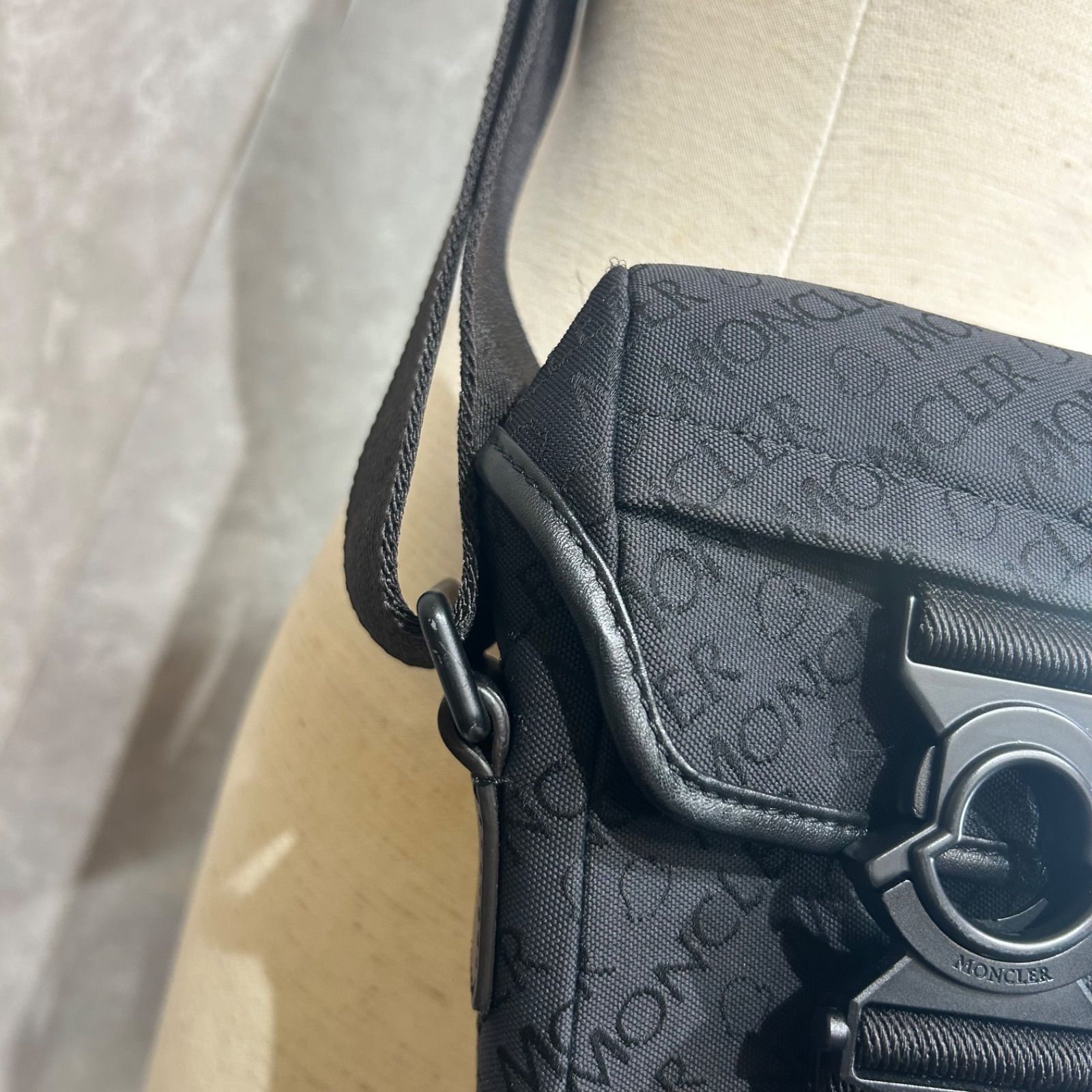 MONCLERモンクレール ショルダーバッグ スプレッド クロスボディ