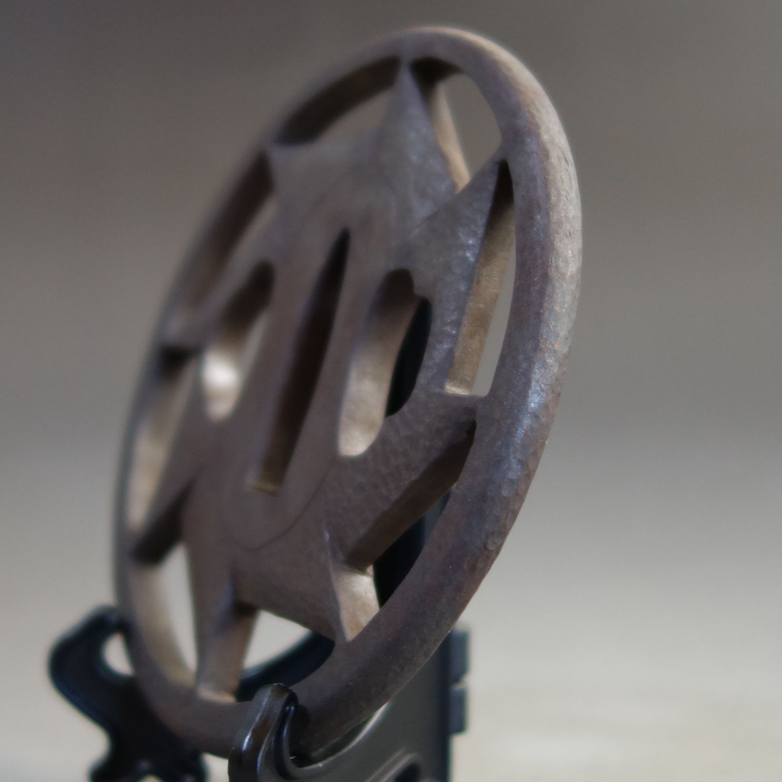 鍔 【 鉄地 槌目地 風車透鍔 】 日本刀 刀装具 鐔 骨董 古美術