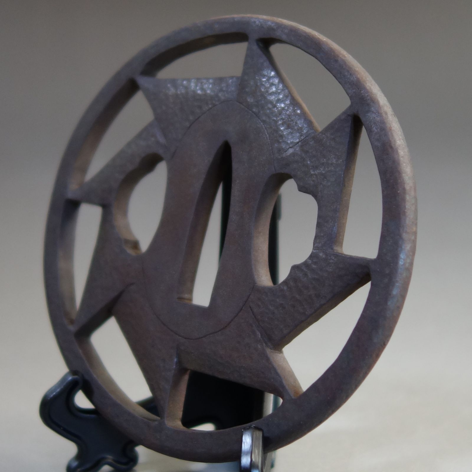 鍔 【 鉄地 槌目地 風車透鍔 】 日本刀 刀装具 鐔 骨董 古美術