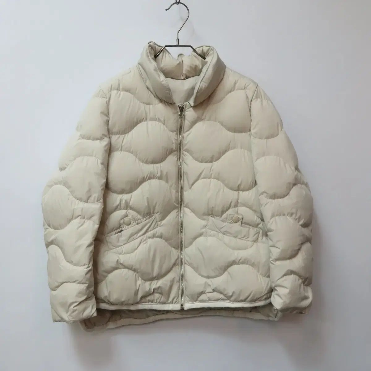 クリームベージュ なみなみ柄 キルティング 軽量 ダウン