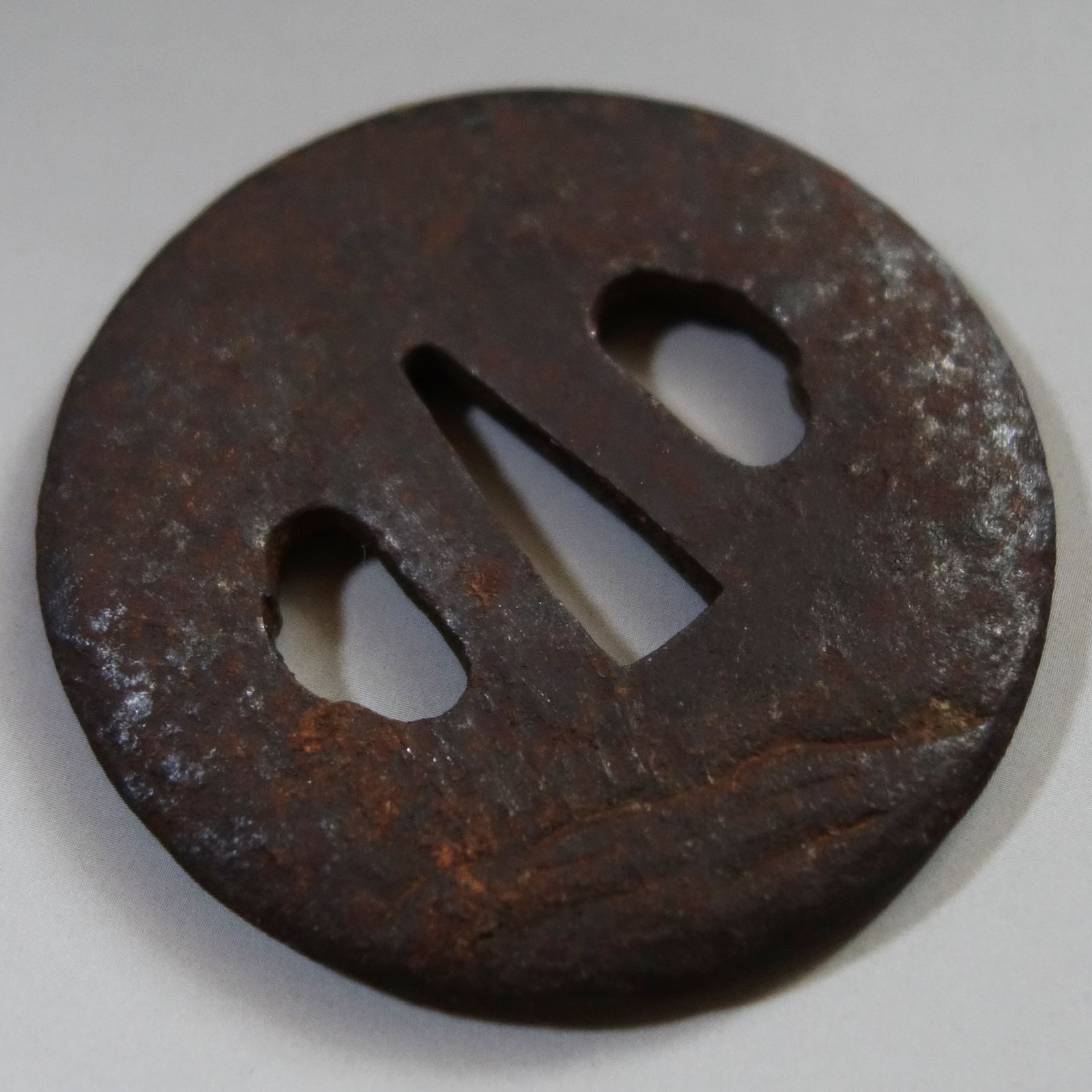 鍔 【 在銘 鉄地 荒波図鍔 】 日本刀 刀装具 鐔 骨董 古美術