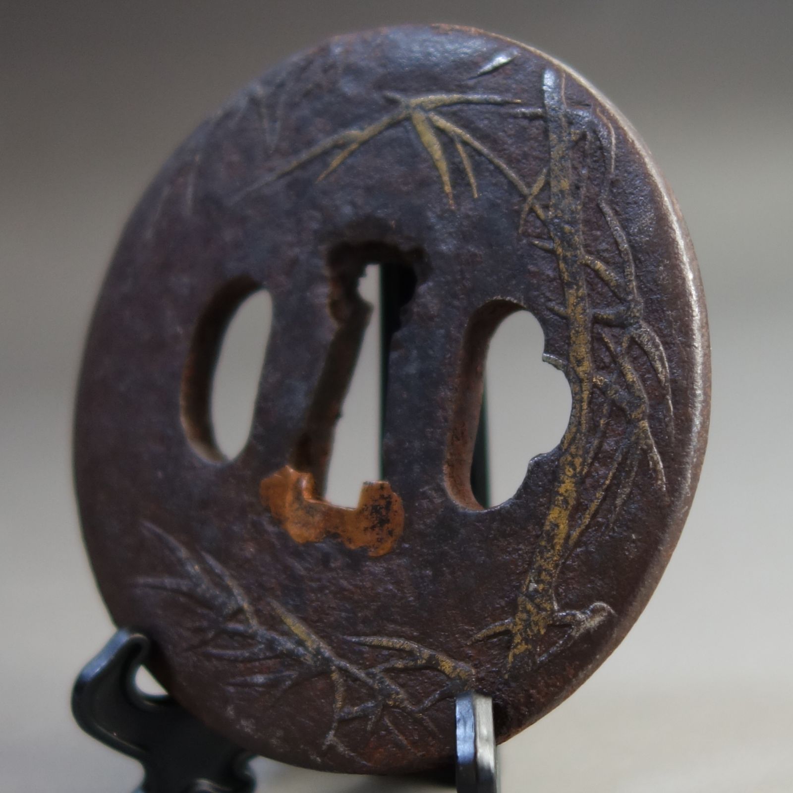 鍔 【 鉄地 鋤出彫 金布目象嵌 竹図鍔 】 日本刀 刀装具 鐔 骨董 古