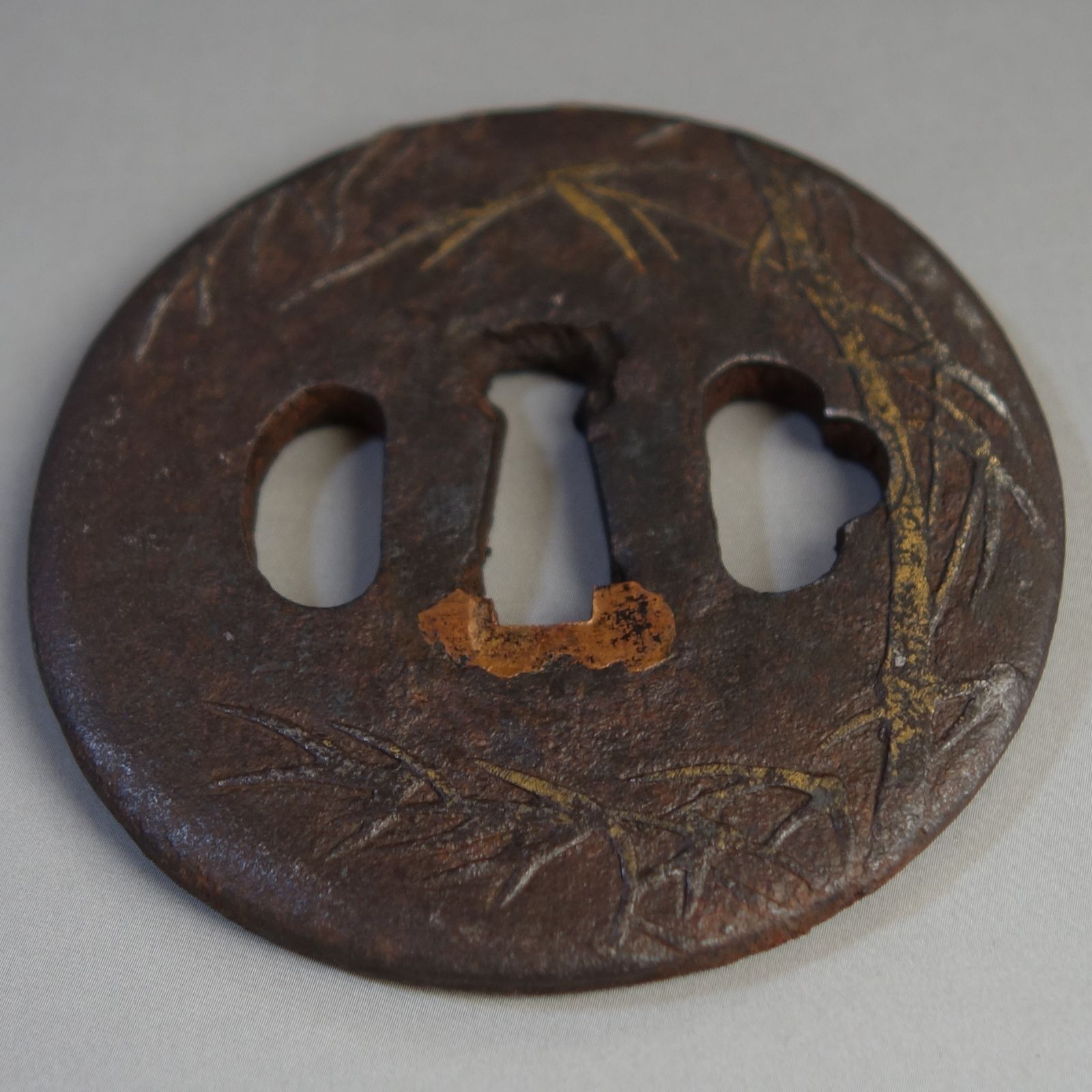 鍔 【 鉄地 鋤出彫 金布目象嵌 竹図鍔 】 日本刀 刀装具 鐔 骨董 古