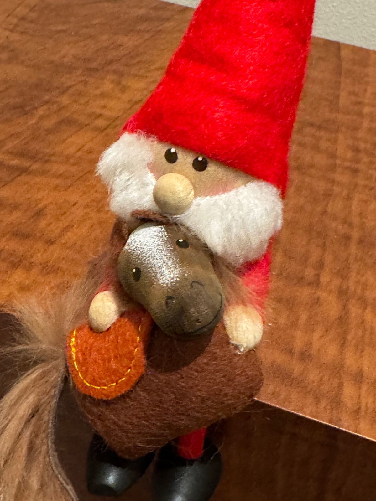 ノルディカニッセ 馬を抱えたサンタ レッド