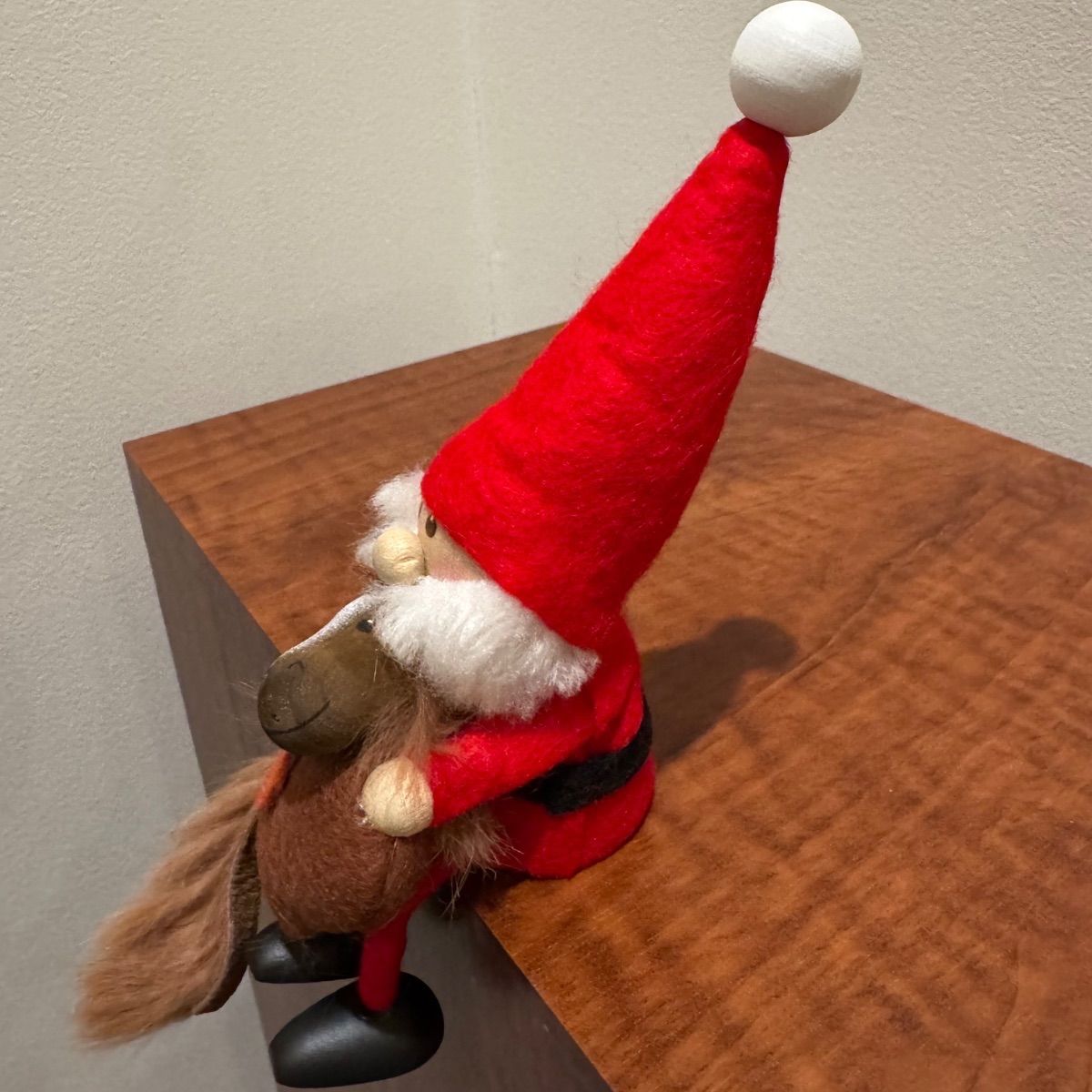 馬を抱えたサンタ レッド