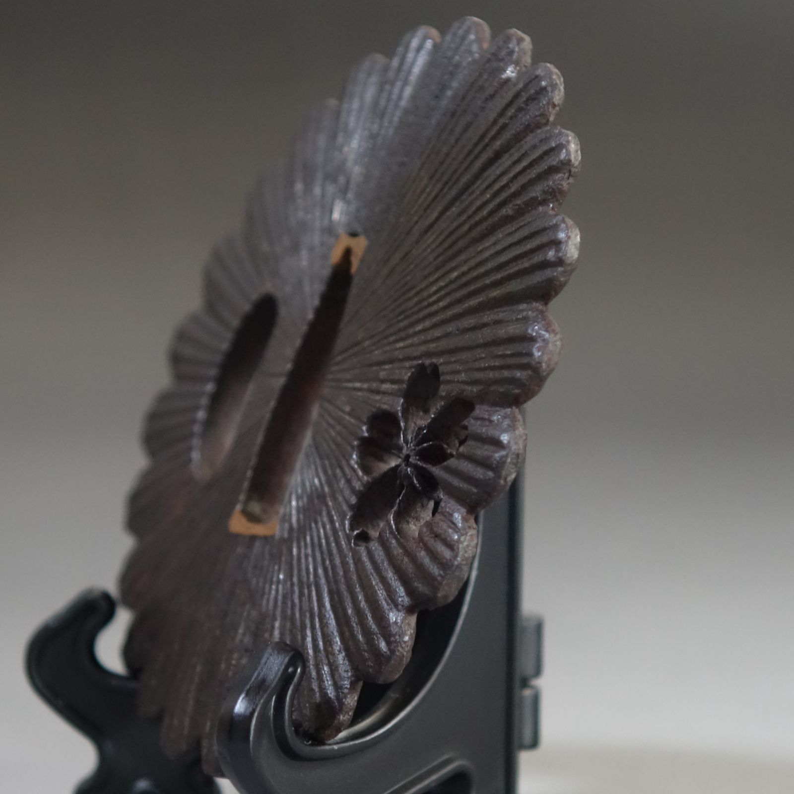 鉄地 甲冑師 菊花形阿弥陀鑢山桜紋小透鍔 】 日本刀 刀装具 鐔 骨董 古