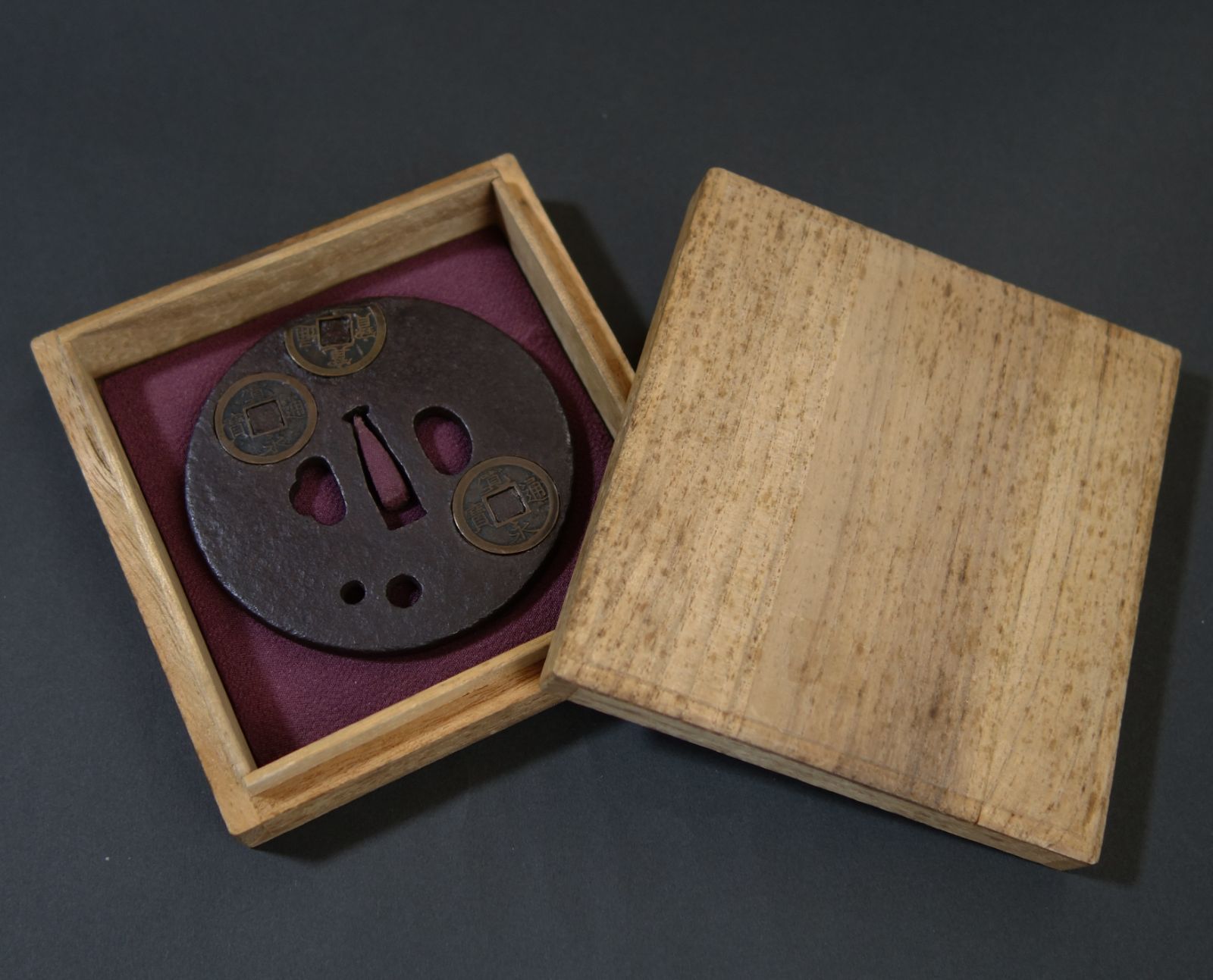 鍔 【 鉄地 寛永通宝象嵌鍔 】(鍔箱付き) 日本刀 刀装具 鐔 骨董 古