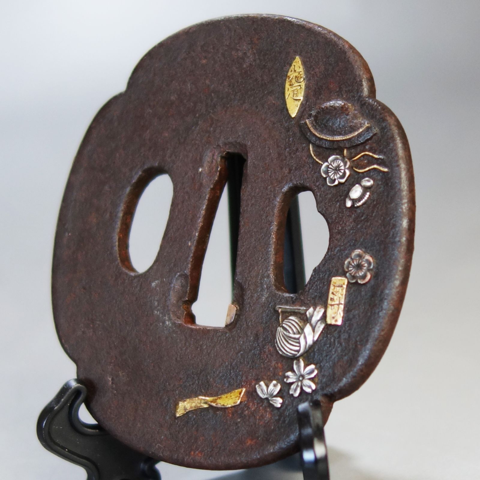 鍔 【 在銘 鉄地 象嵌 合戦道具梅桜花図鍔 】 日本刀 刀装具 鐔 骨董