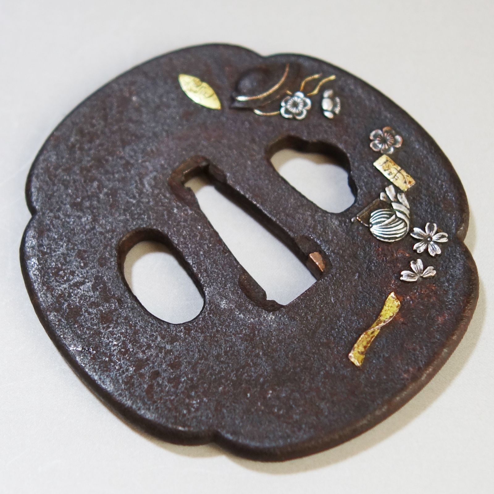 鍔 【 在銘 鉄地 象嵌 合戦道具梅桜花図鍔 】 日本刀 刀装具 鐔 骨董