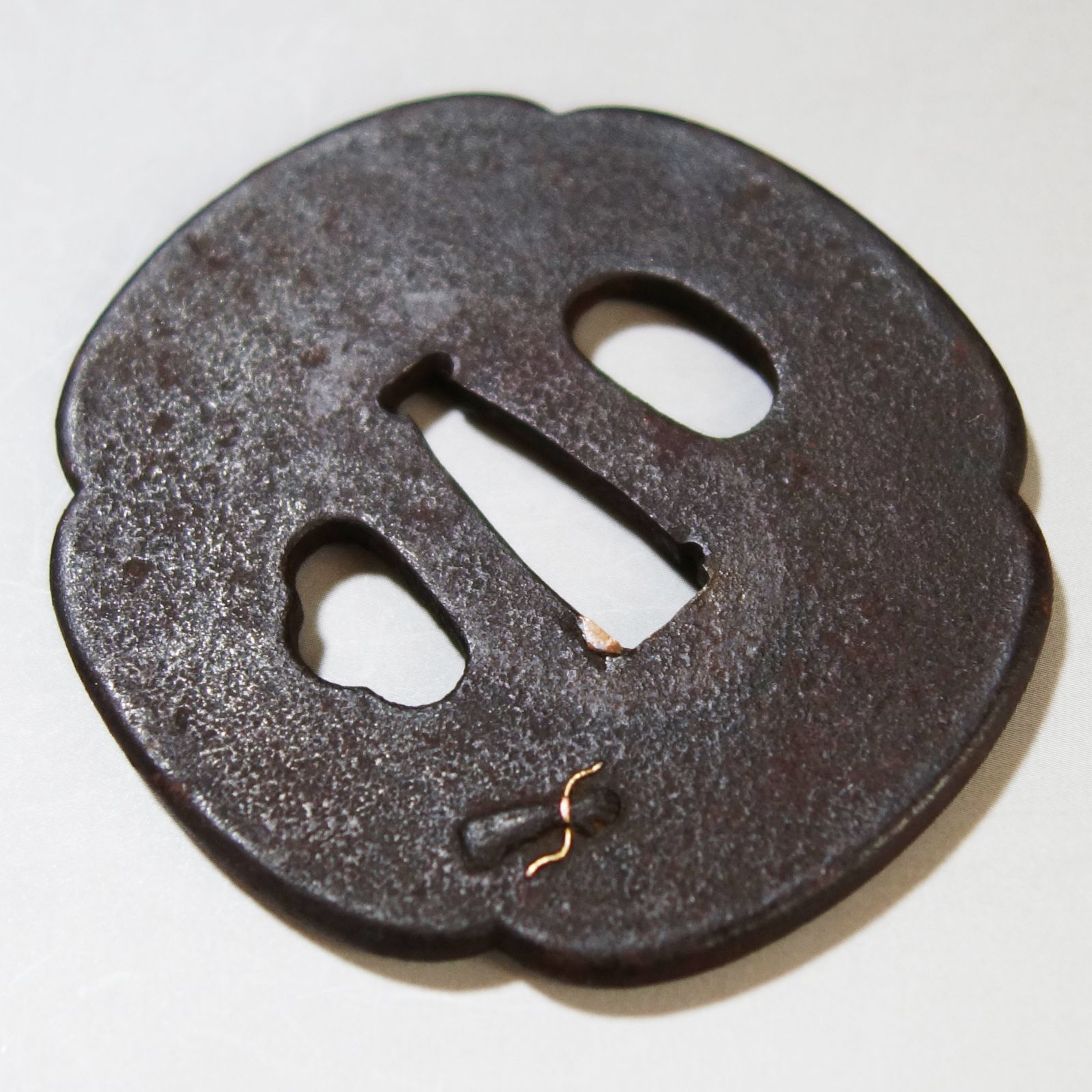 鍔 【 在銘 鉄地 象嵌 合戦道具梅桜花図鍔 】 日本刀 刀装具 鐔 骨董