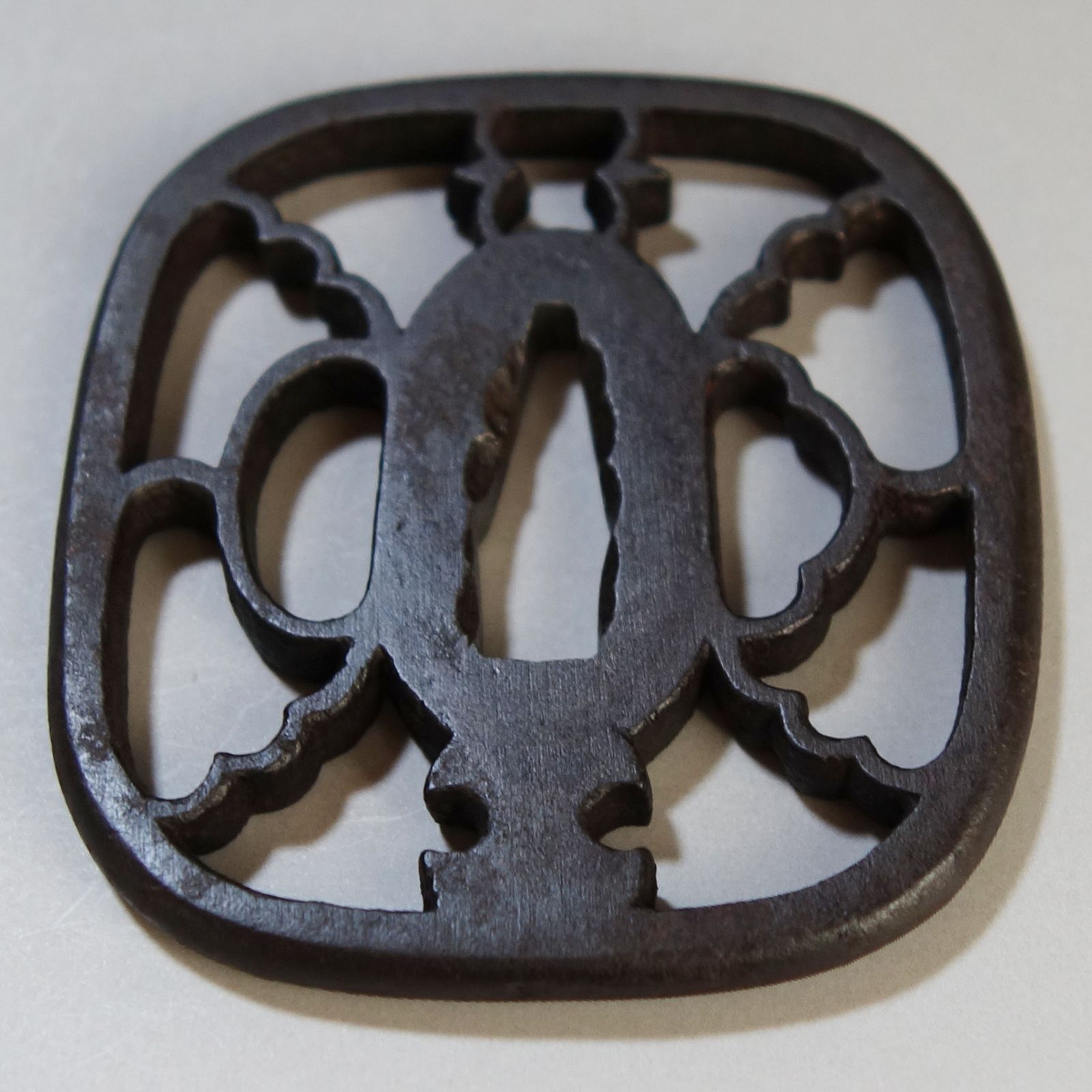 鍔３ 鉄製　二天 刀装具　時代　古玩　当時物　骨董品 鍔 【 鉄地 尾張 雁金分銅透鍔 】 日本刀 刀装具 鐔 骨董 古美術