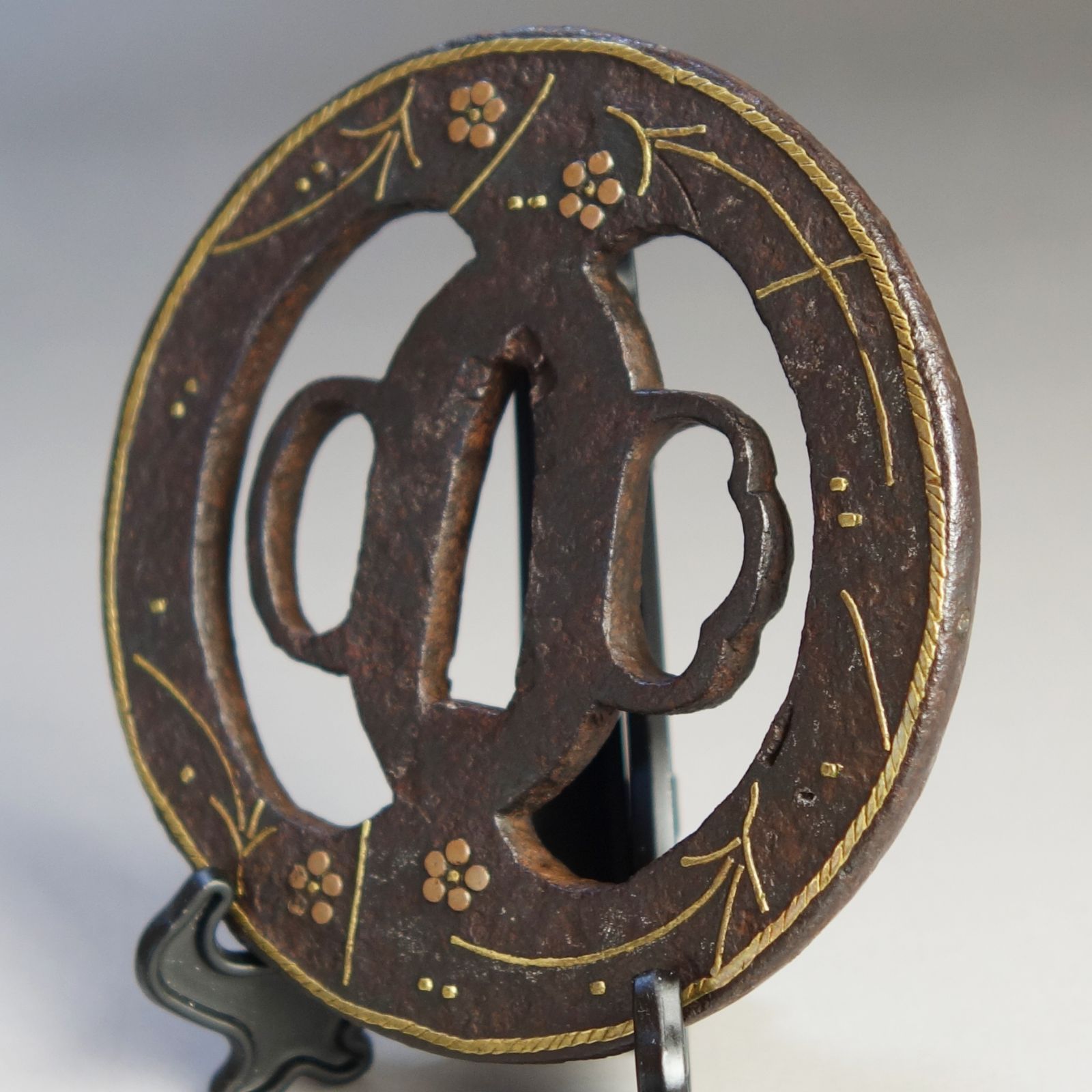 鍔 【 鉄地 平安城象嵌 松葉梅花紋鍔 】(鍔箱付き) 日本刀 刀装具 鐔