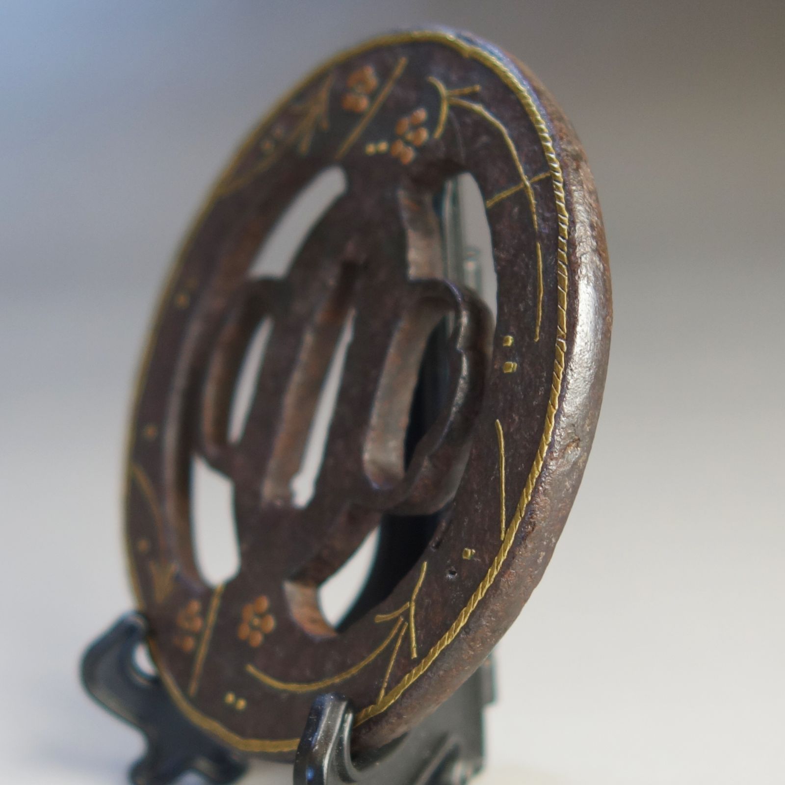 鍔 【 鉄地 平安城象嵌 松葉梅花紋鍔 】(鍔箱付き) 日本刀 刀装具 鐔