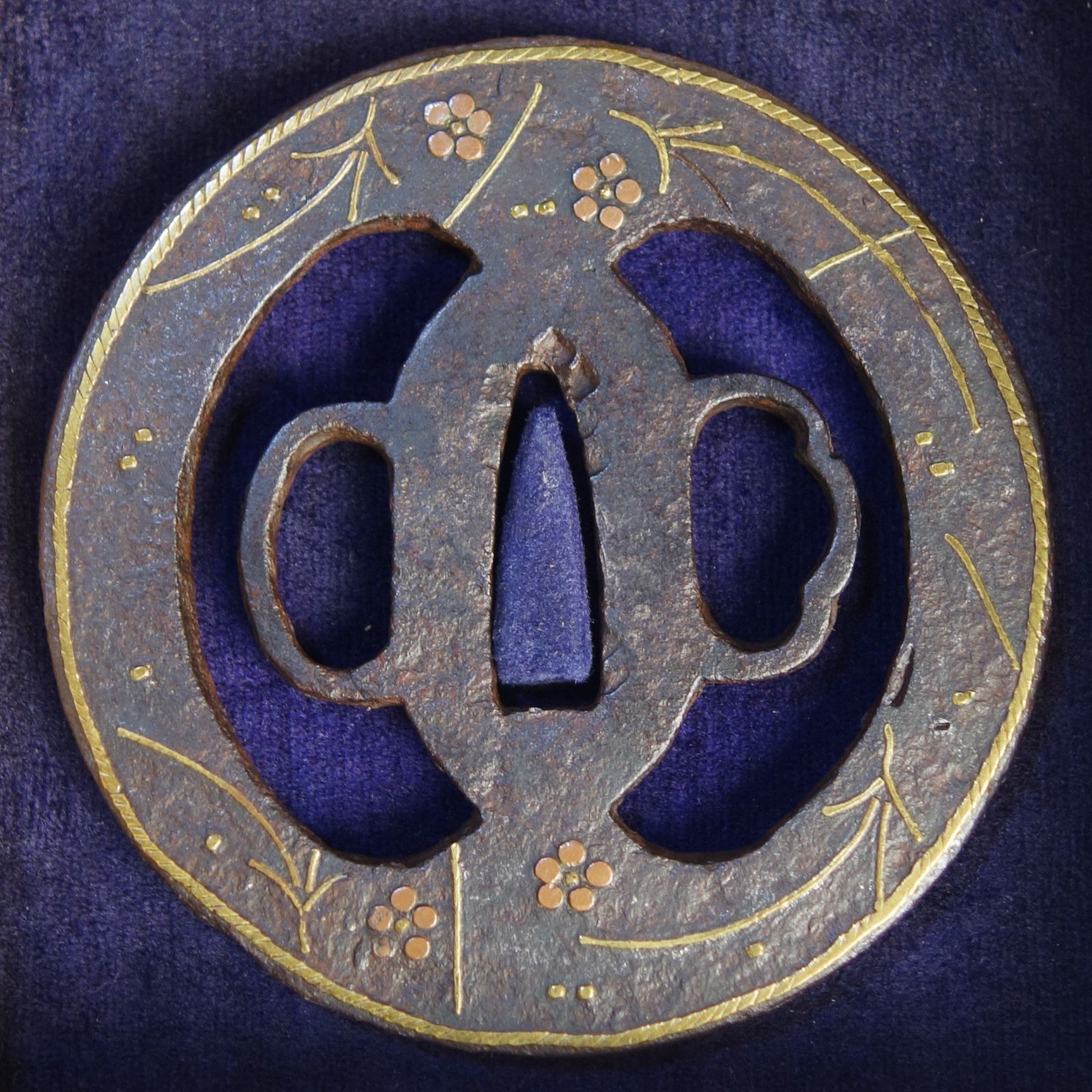 鍔 【 鉄地 平安城象嵌 松葉梅花紋鍔 】(鍔箱付き) 日本刀 刀装具 鐔