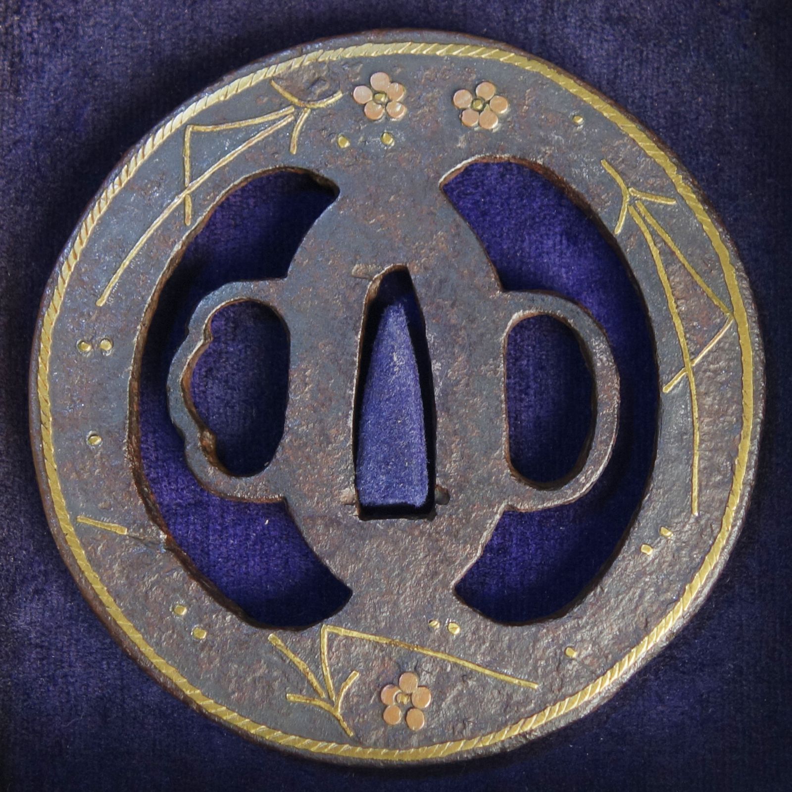 鍔 【 鉄地 平安城象嵌 松葉梅花紋鍔 】(鍔箱付き) 日本刀 刀装具 鐔