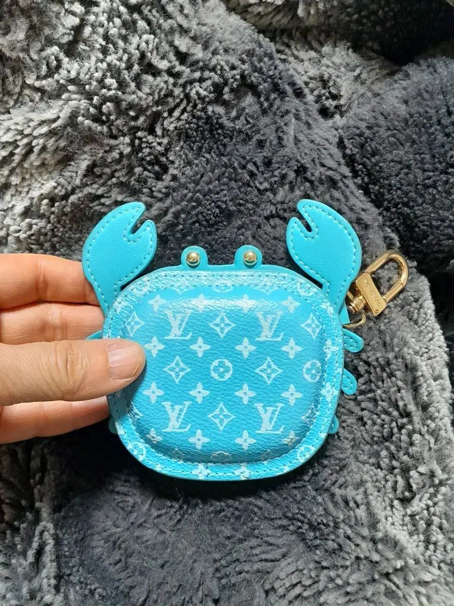 ルイヴィトン LV ラブ モノグラム キーホルダー ポーチ チャーム スカイ M 02525