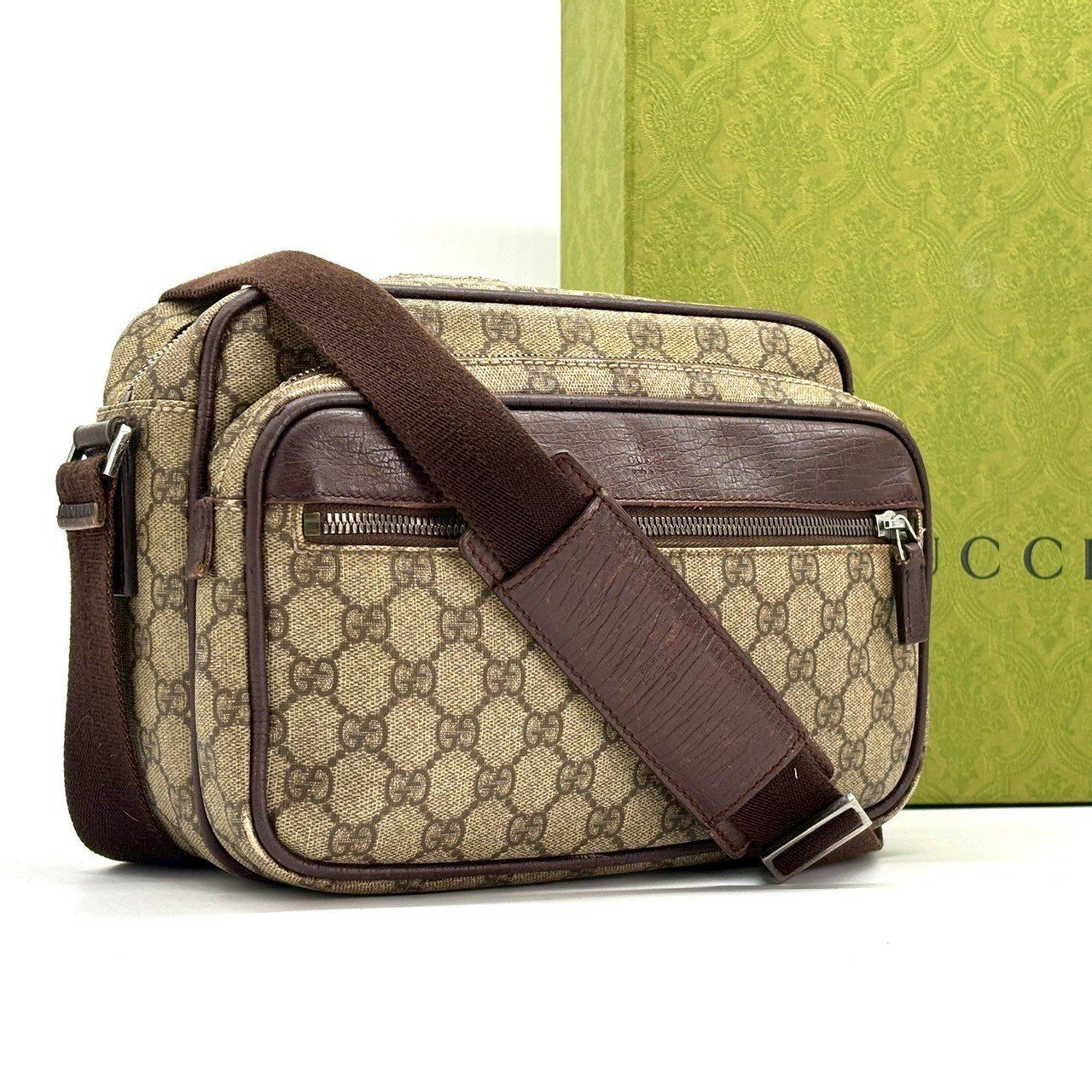 成熟を纏う一品】 GUCCI グッチ GGスプリーム ショルダーバッグ カメラ