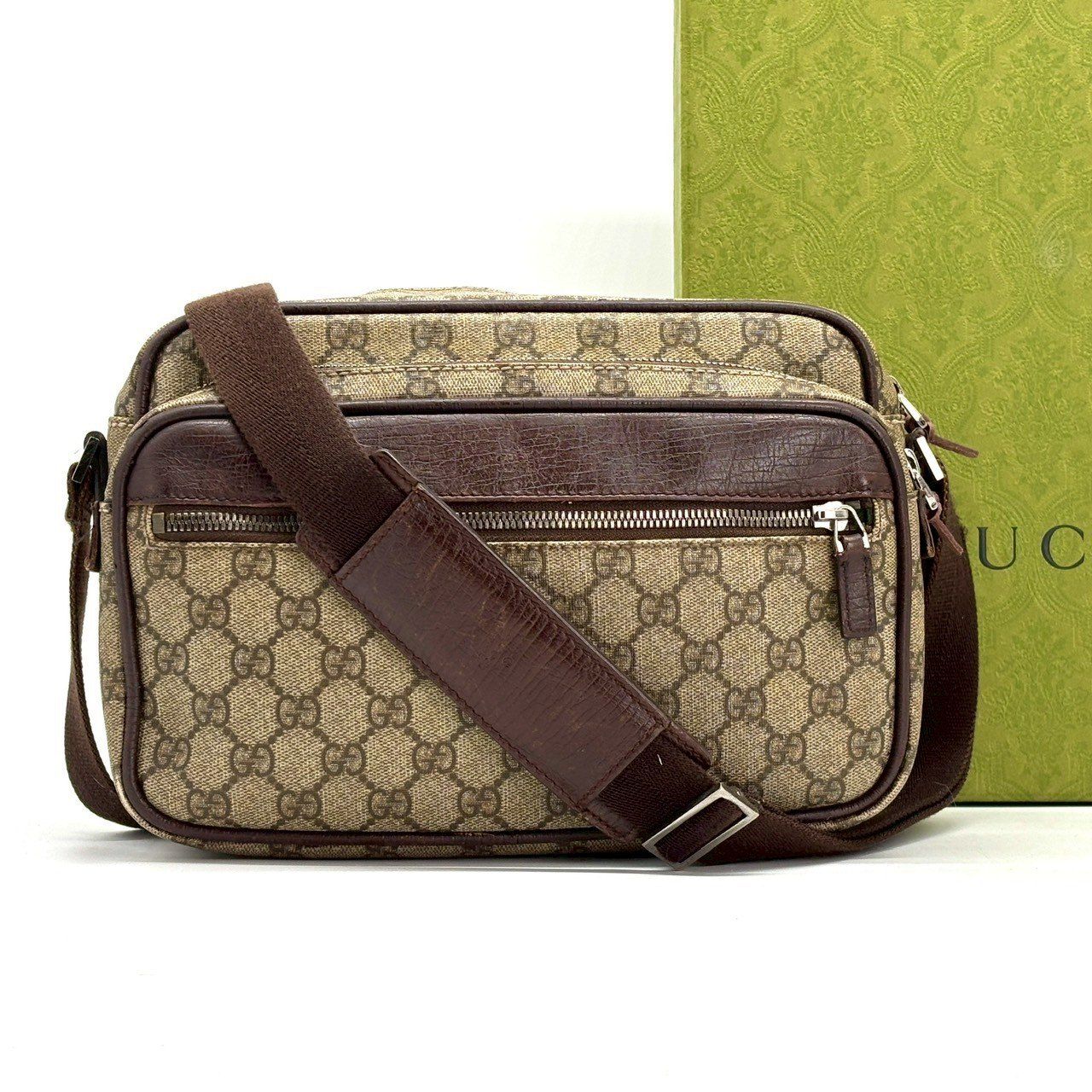 成熟を纏う一品】 GUCCI グッチ GGスプリーム ショルダーバッグ カメラ