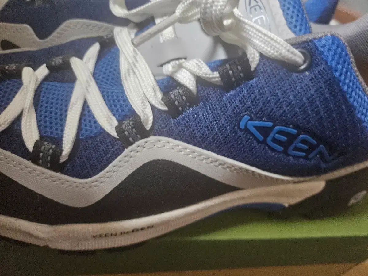 KEEN ワサッチ クレスト ベント スニーカー