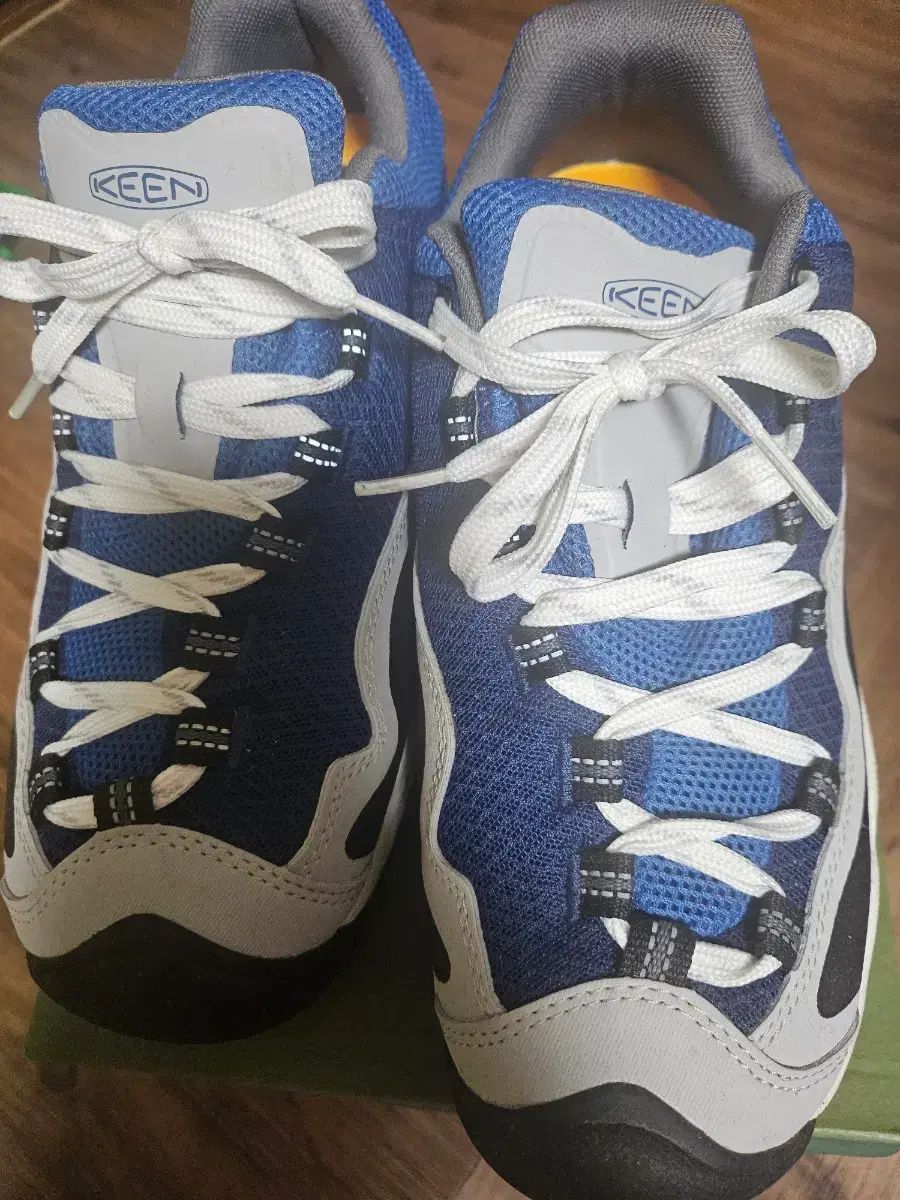 KEEN ワサッチ クレスト ベント スニーカー