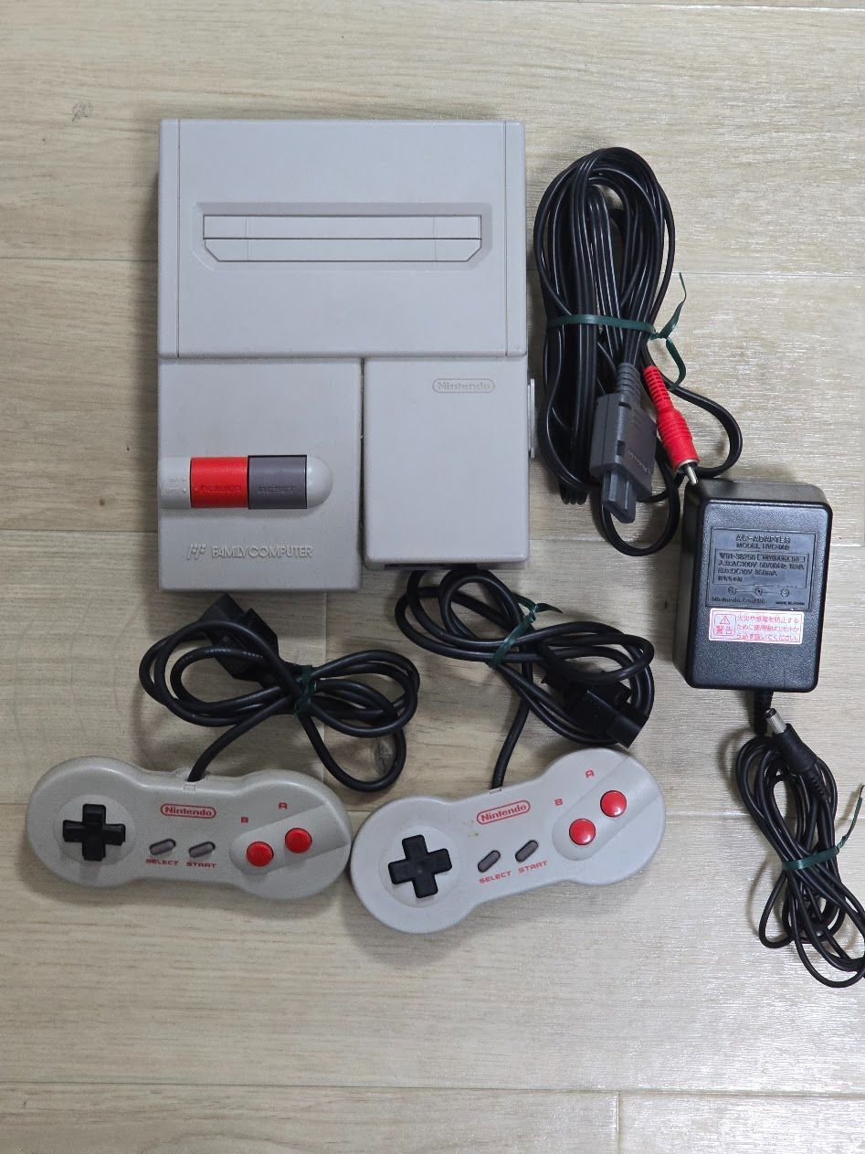 ニューファミコン本体セット コントローラー×2 - メルカリ