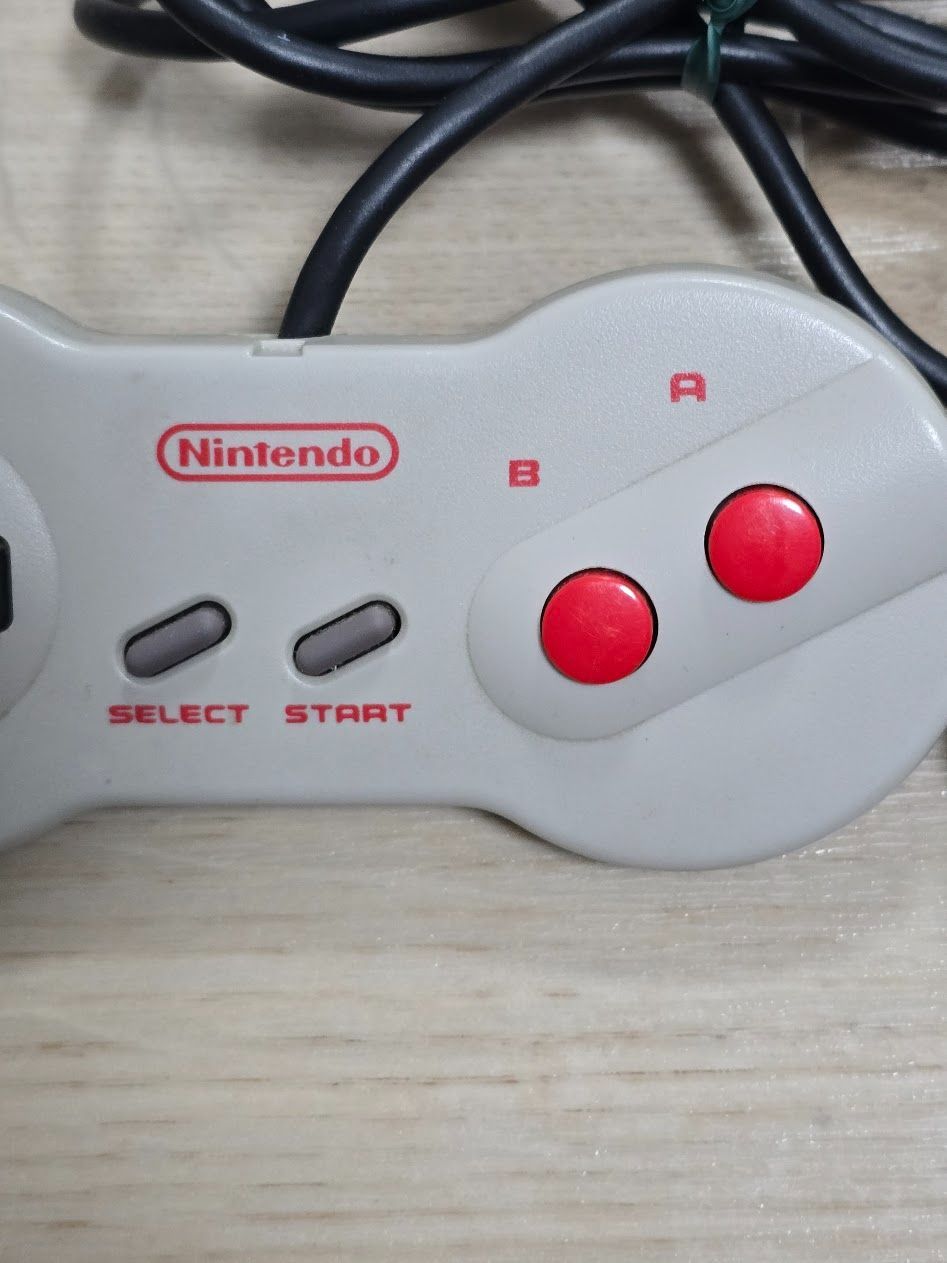 ニューファミコン本体セット コントローラー×2 - メルカリ