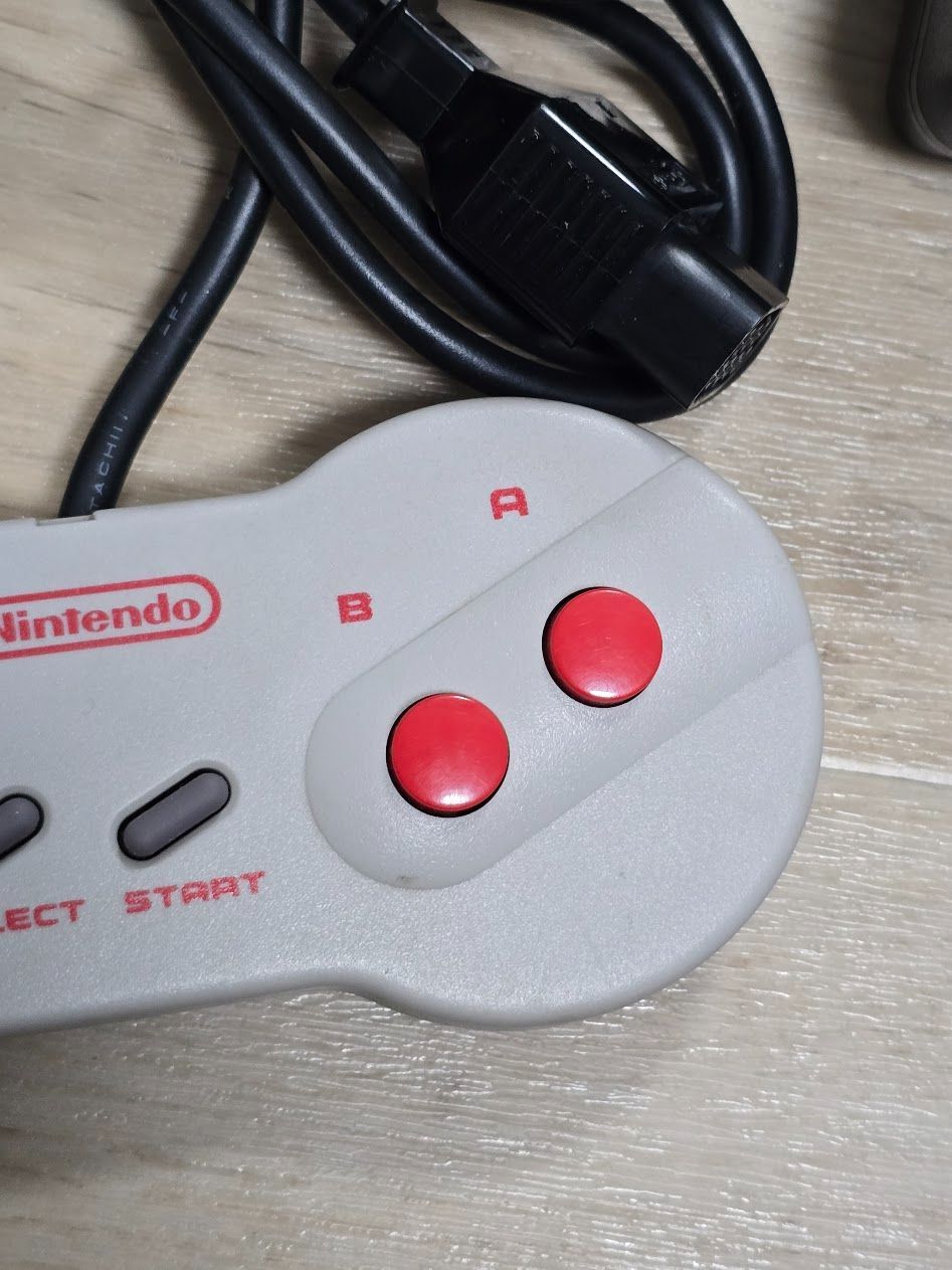 ニューファミコン本体セット コントローラー×2 - メルカリ