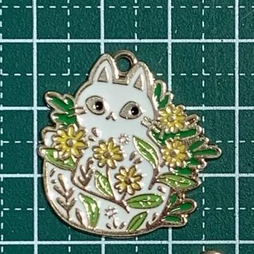 花束♡白猫ちゃん♡パーツやチャームに♪ パミュパーツ♡メタルチャーム/花束にねこが？！♡猫ちゃんチャーム1個