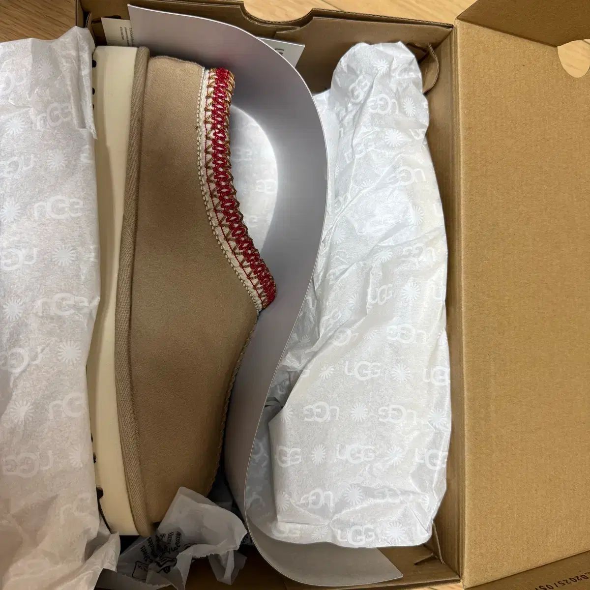 アグ タスマン2 スリッパ サンド ダークチェリー レディース