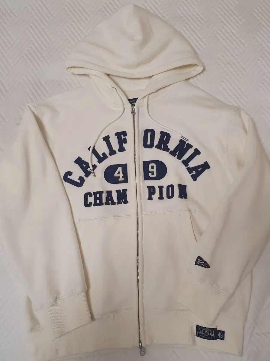 フーアーユー シグネチャー パッチ ジップアップ フーディー アイボリー