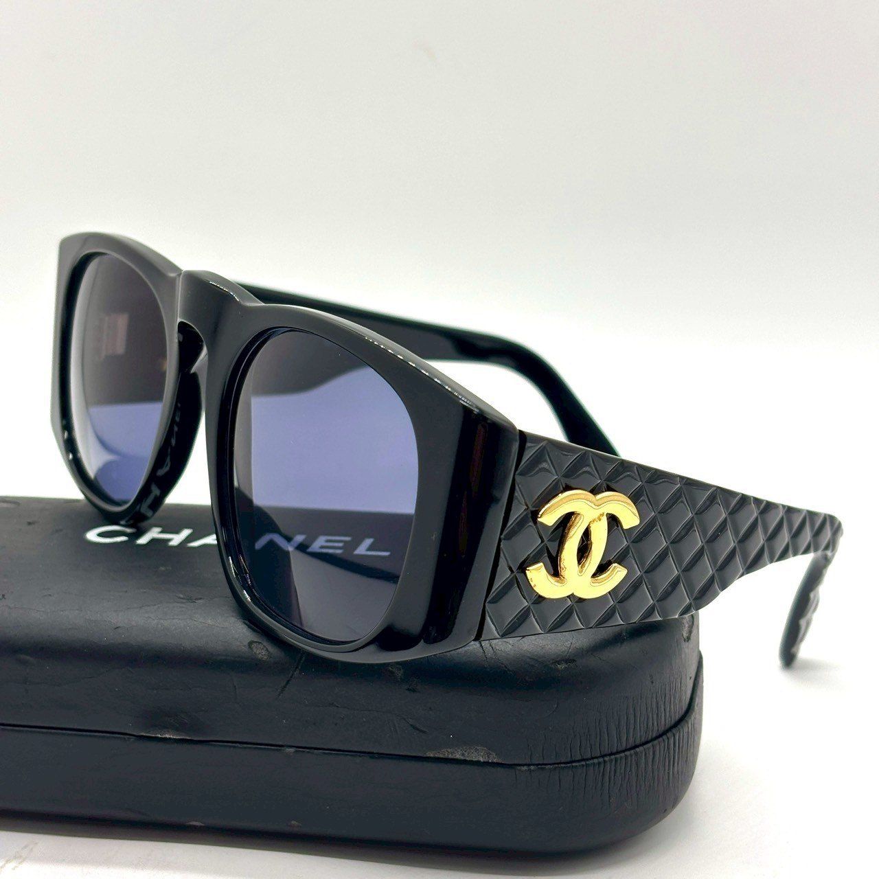 視線奪う気品の黒 CHANEL シャネル サングラス ココマーク マトラッセ ブラック ゴールド金具 レディース 94305 黒