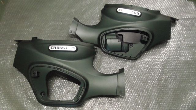 クロスカブ50 AA 06 の ボディカバー 左右 傷