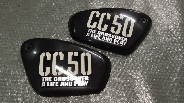 クロスカブ50 AA 06 の サイドカバー 左右 傷