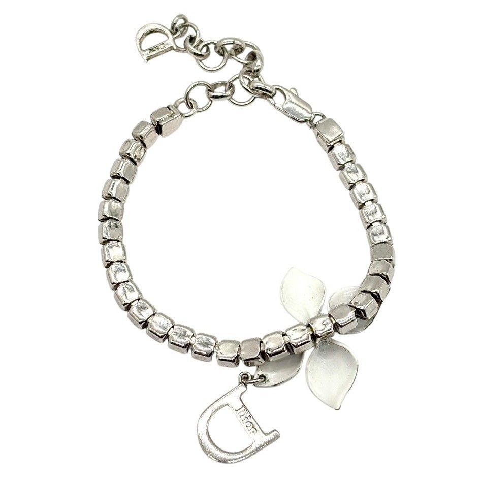 手元に咲く可憐な白】 Christian Dior クリスチャンディオール