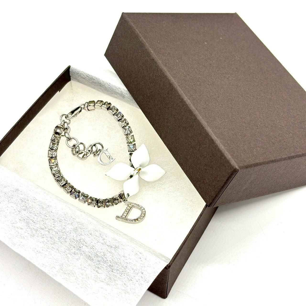 手元に咲く可憐な白】 Christian Dior クリスチャンディオール