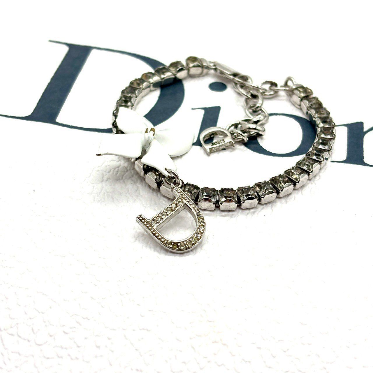 手元に咲く可憐な白】 Christian Dior クリスチャンディオール