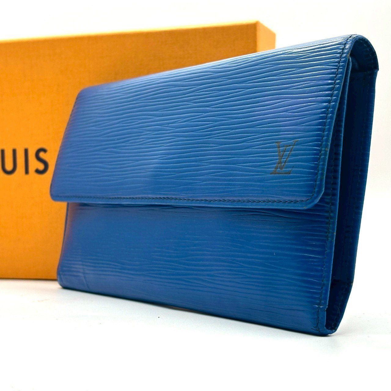 静かに映える青】 LOUIS VUITTON ルイヴィトン 長財布 エピ ポルト