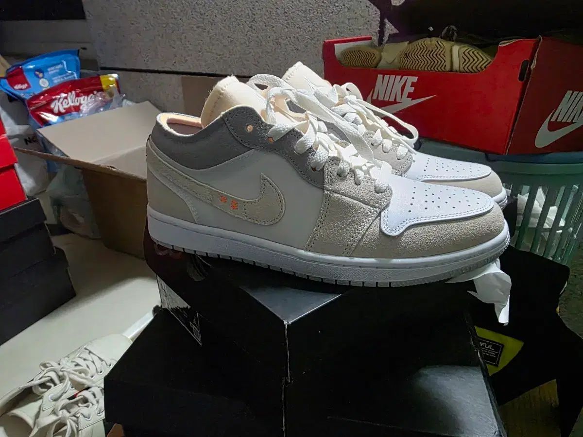 ナイキ エア ジョーダン 1 ロー SE 白 グレー