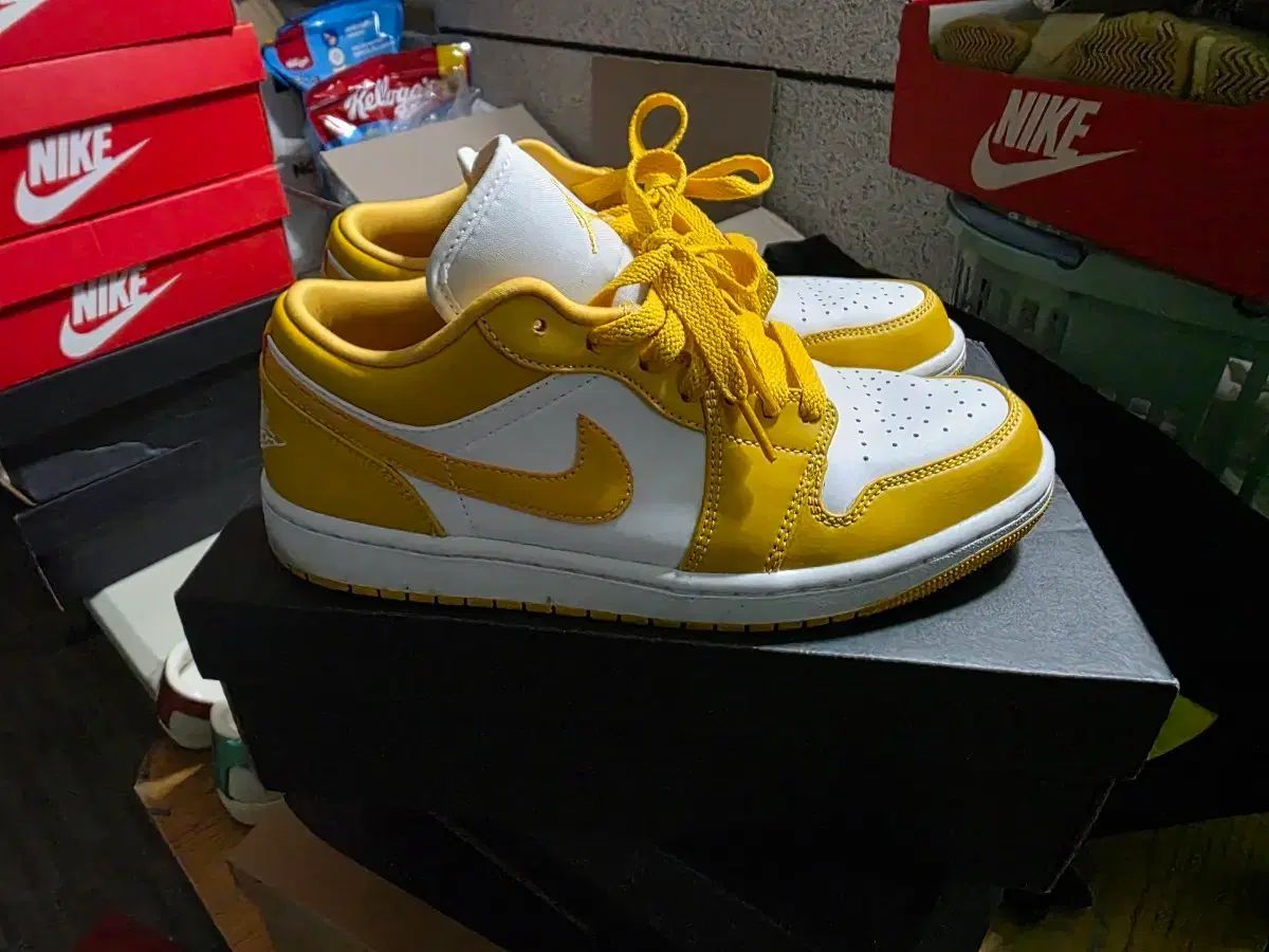 ナイキ エア ジョーダン 1 ロー イェロー 白