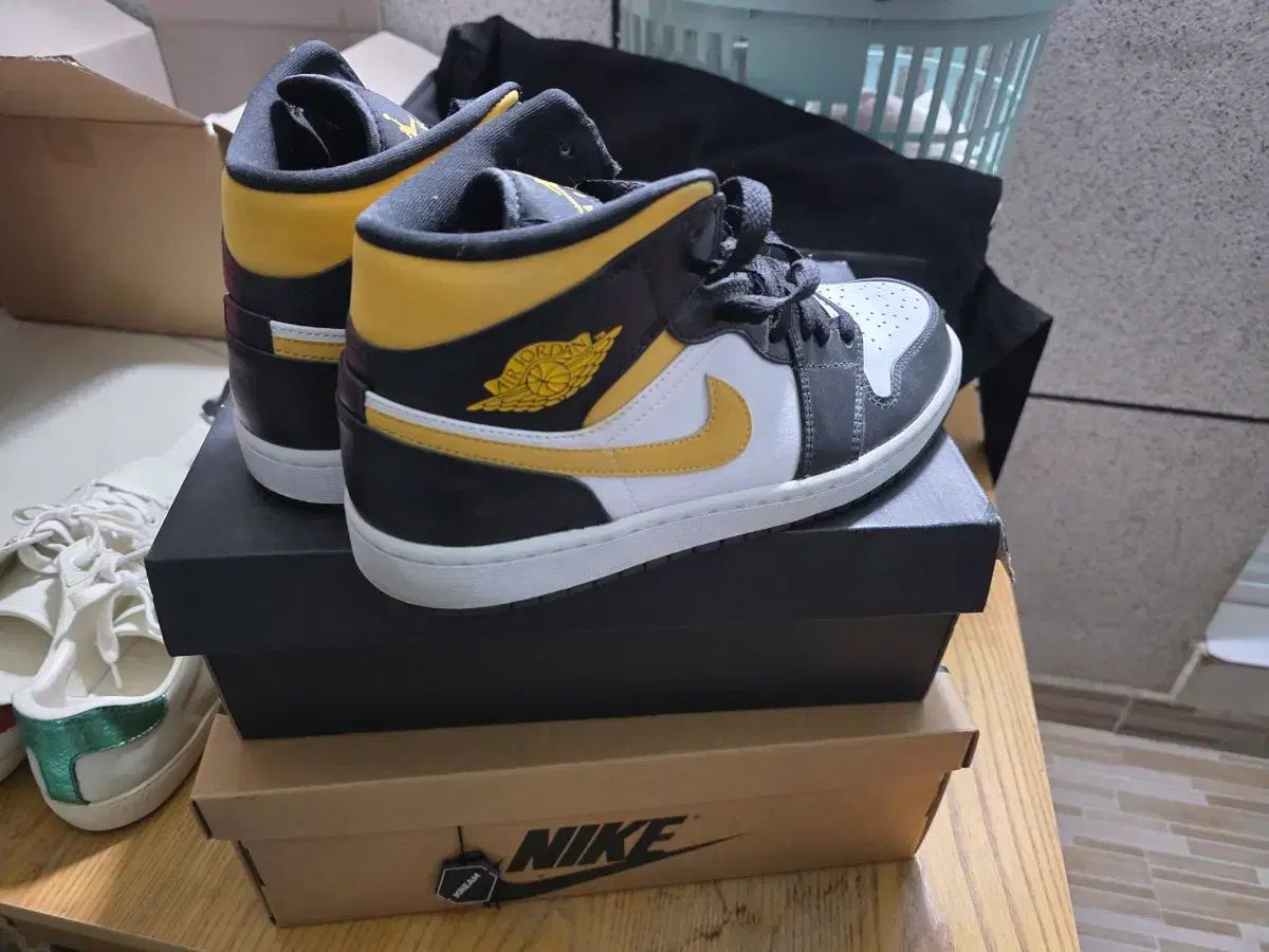ナイキ エア ジョーダン1 ミッド ブラック イェロー ストレッチ用品 おすすめバスケットボール用品