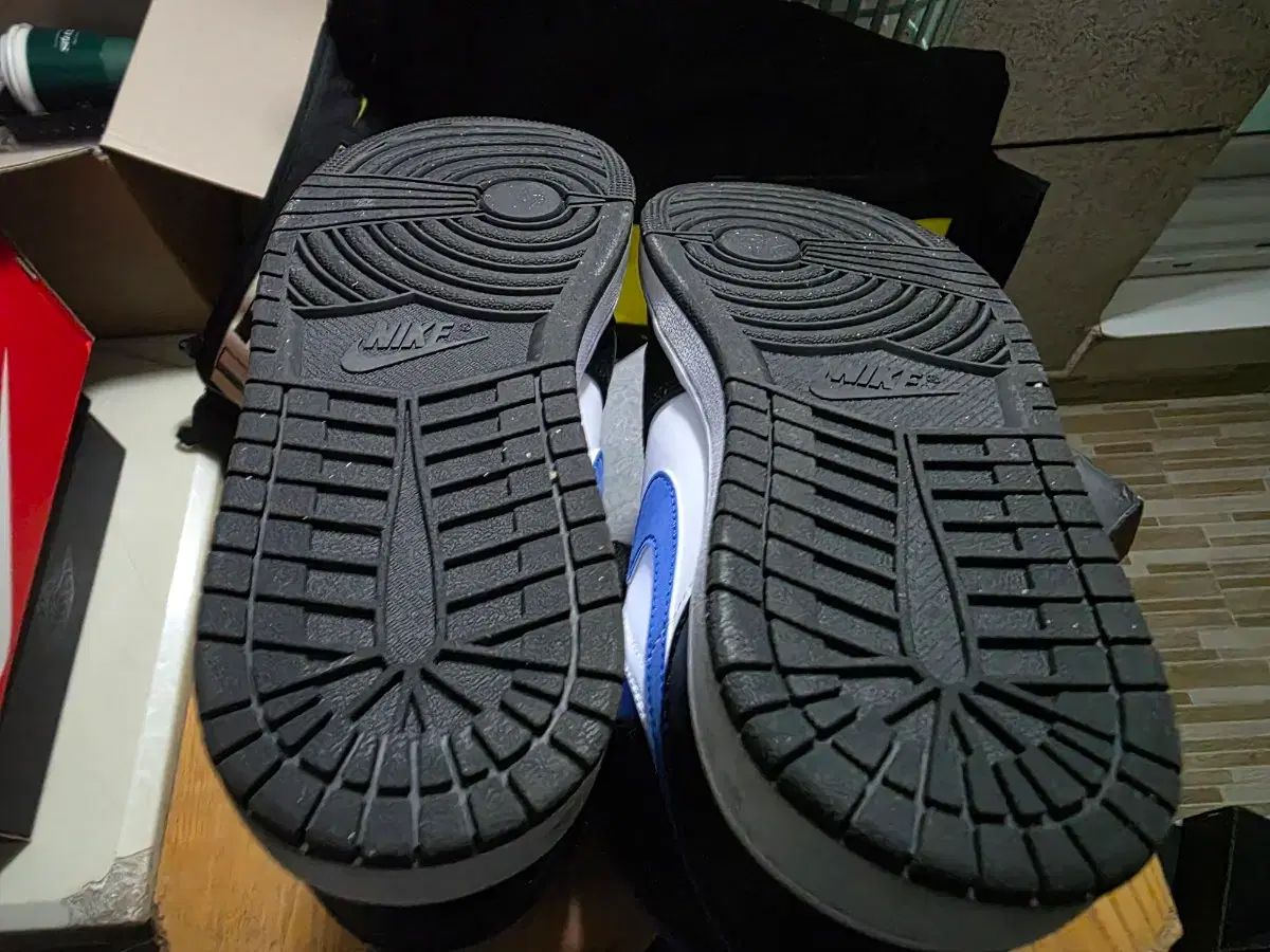 ナイキ エアジョーダン1 ミッド ロイヤルブルー ブラック ホワイト