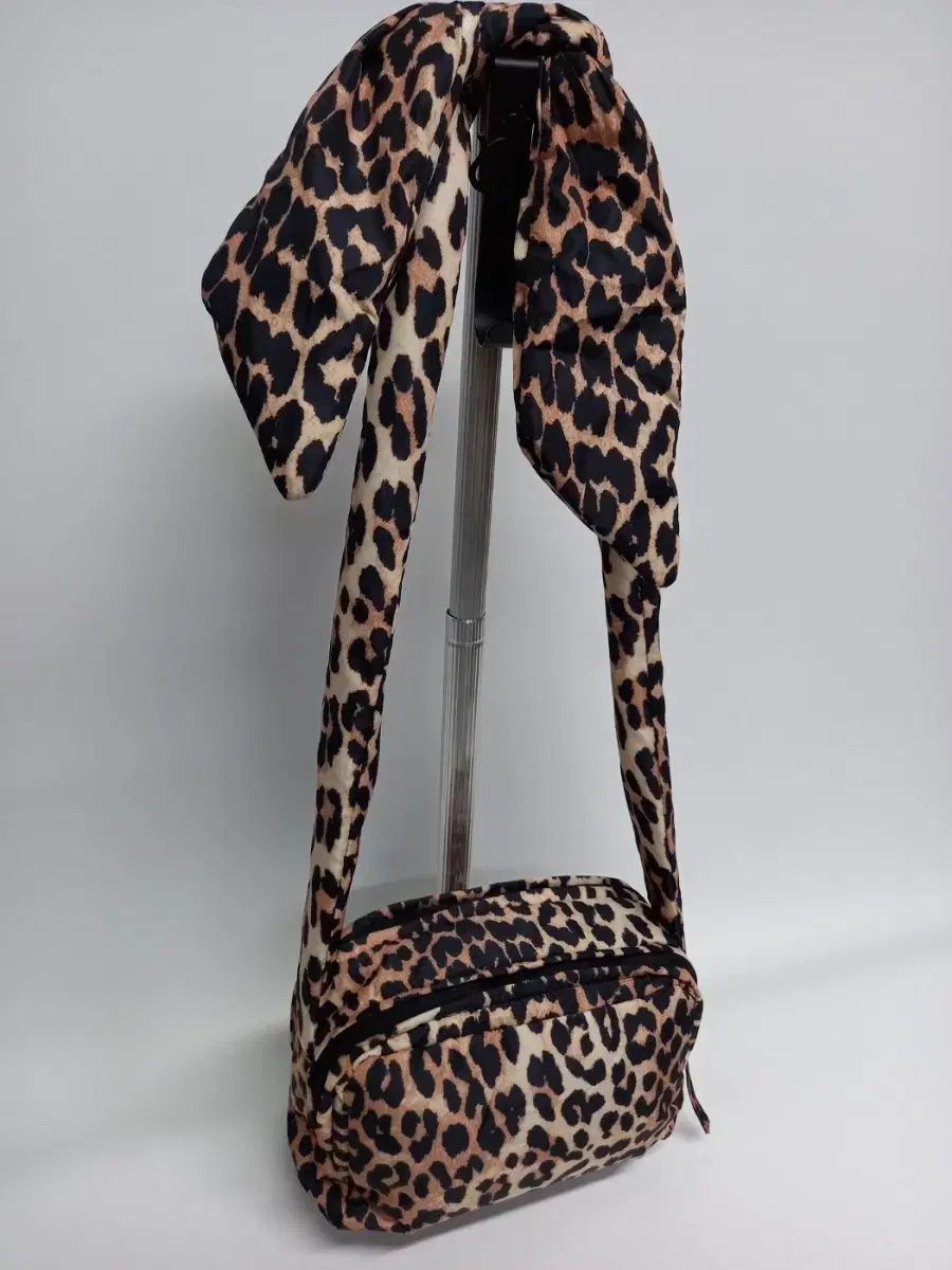 新 GANNI レオパード ダウン キルティング ミニ クロスバック - メルカリ