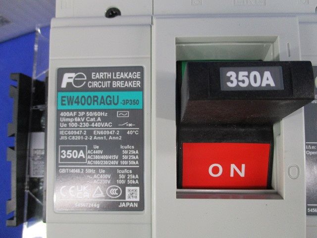 一般配線用漏電遮断器3 P 350 A 撮影のため開梱 -3 B