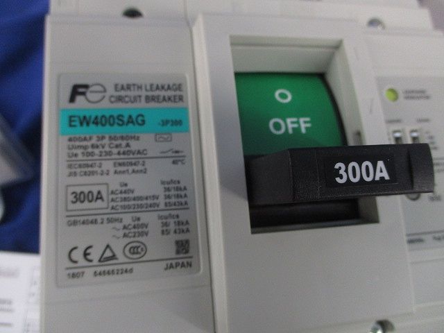 サーキットブレーカ3 P 300 A