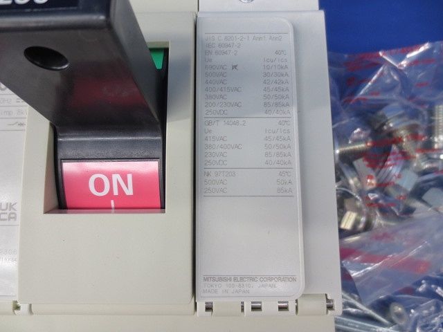  ノーヒューズブレーカ3 P 250 A アラームスイッチ付 NF 400-SW 電設資材 材料 資材