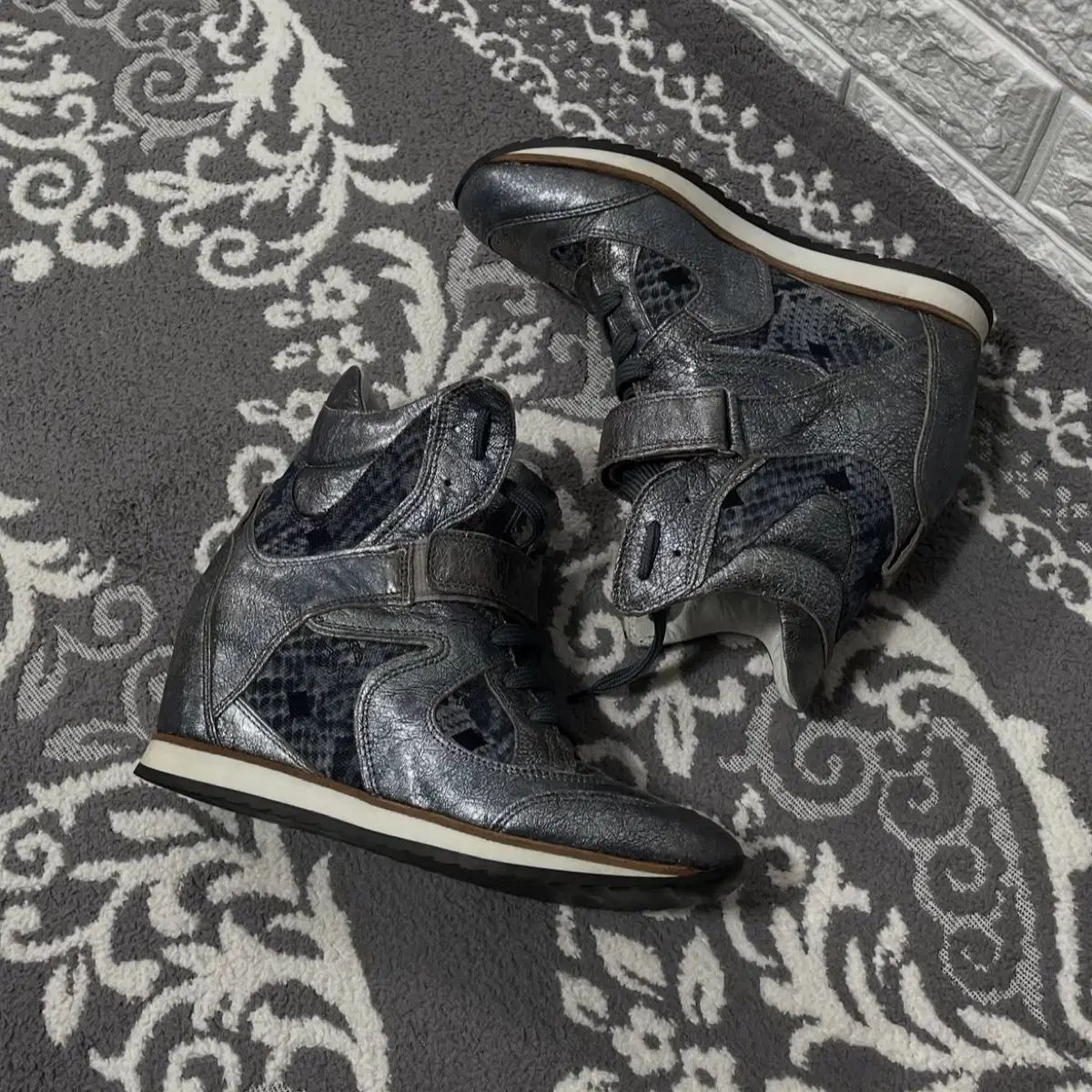 MCM ヘドゥン ウェッジ パイソン柄 スニーカー