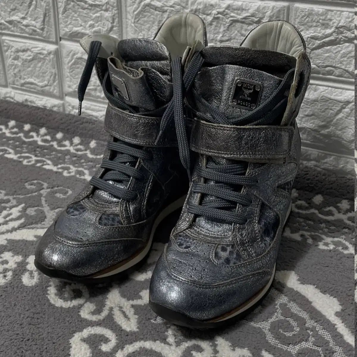 MCM ヘドゥン ウェッジ パイソン柄 スニーカー