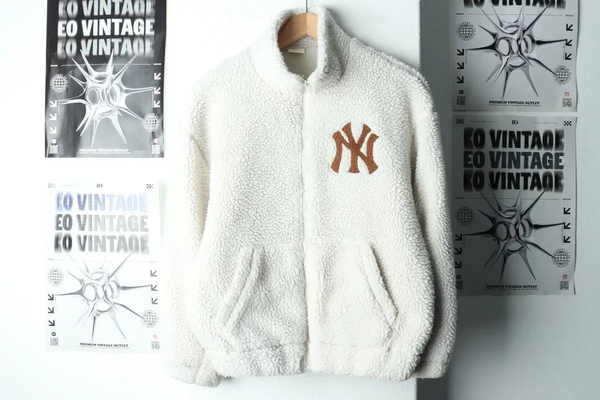 ♦️定価2万♦️ MLB KOREA ヤンキース 総柄 ファージャケット 白　希少 W(XS) MLB 엠엘비 ジップアップ ウィンドブレーカー アウター