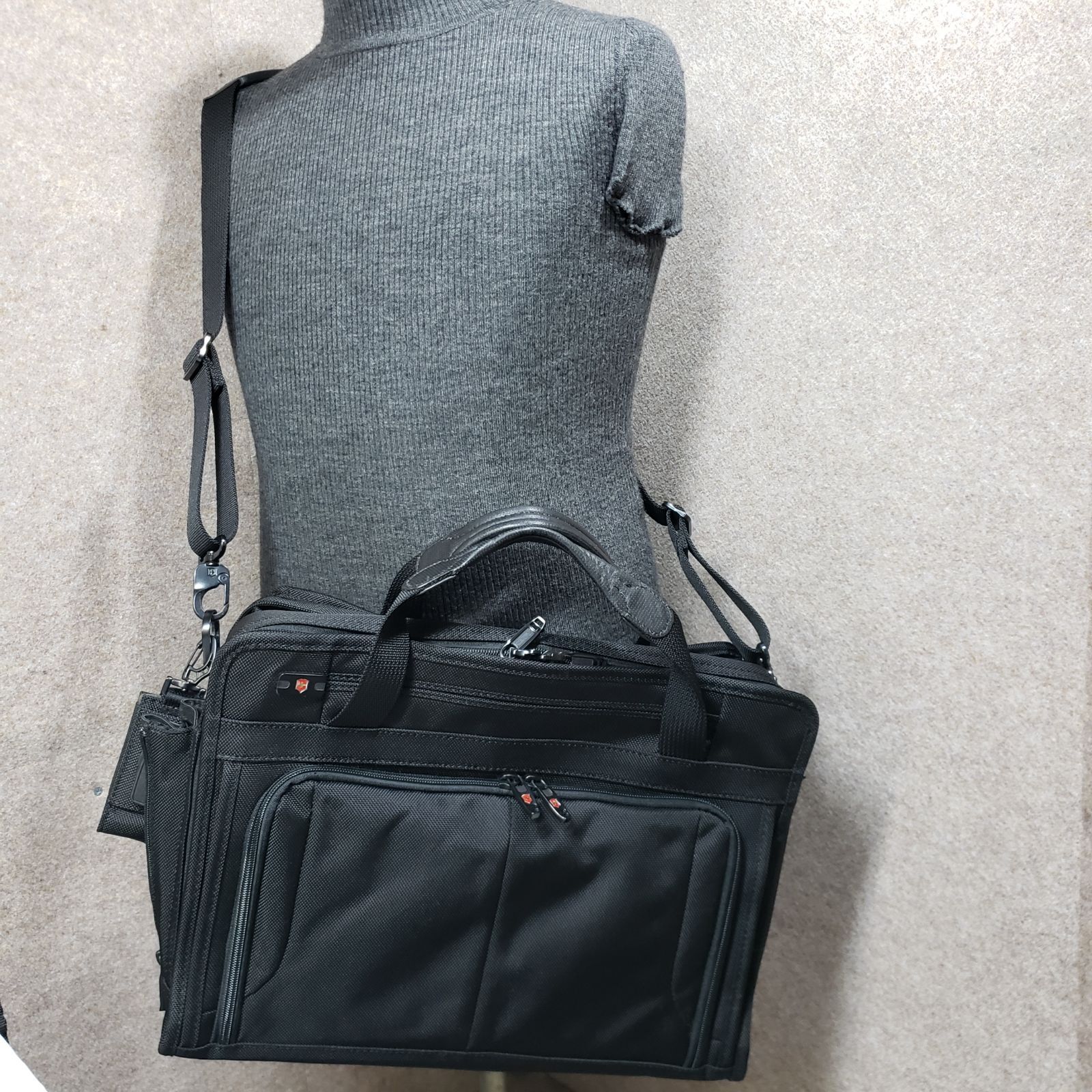 ビジネスバッグ Victorinox ビジネスバッグ 多層ポケット仕様 ブラック系 u7074s