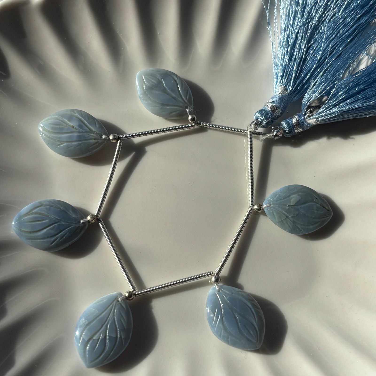 ブルーオパール✳︎リーフカービング1連 - メルカリ